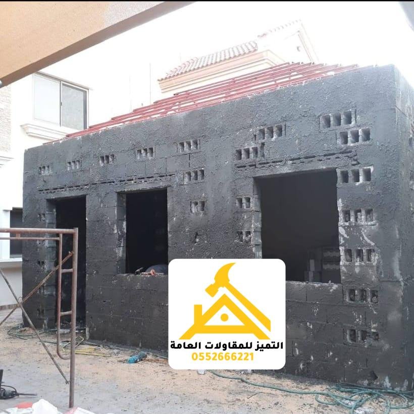 مبنى خارجي من البلوك أثناء تجهيز سقفه المائل