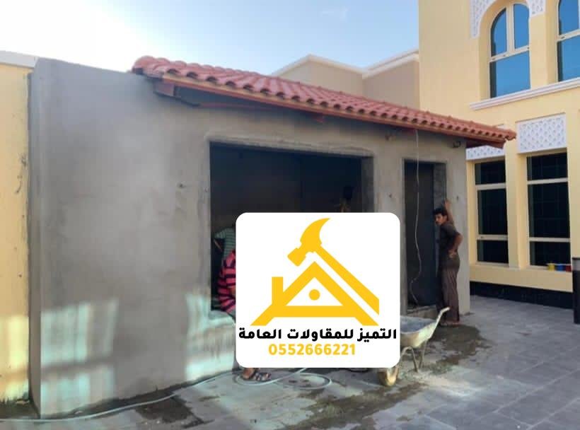 مبنى خارجي صغير ملاصق لجدار فيلا بحافة سقف قرميد أحمر مائل أثناء أعمال اللياسة
