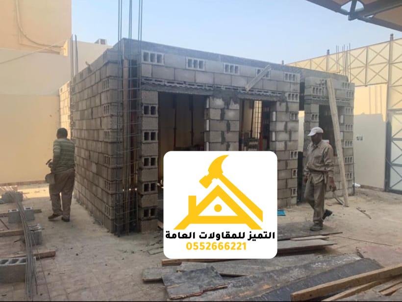 جدران مبنى خارجي صغير من البلوك قبل تنفيذ السقف