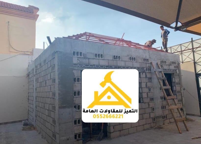 هيكل سقف مائل يُركَّب فوق جدران مبنى صغير