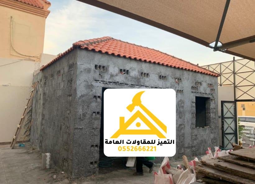مبنى خارجي صغير في فناء فيلا بسقف قرميد أحمر بأربعة ميول وجدران قبل التشطيب