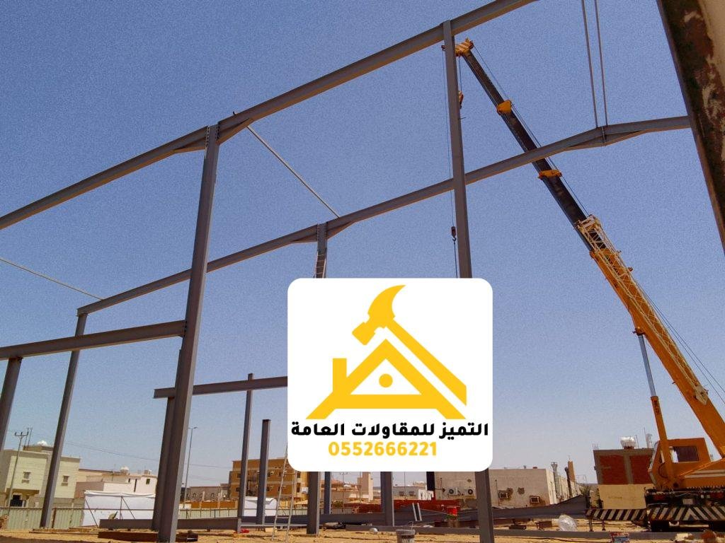 رفع عناصر هيكل معدني بواسطة رافعة في موقع تنفيذ