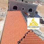 سقف قرميد أحمر أثناء التركيب مع ظهور قواعد التثبيت