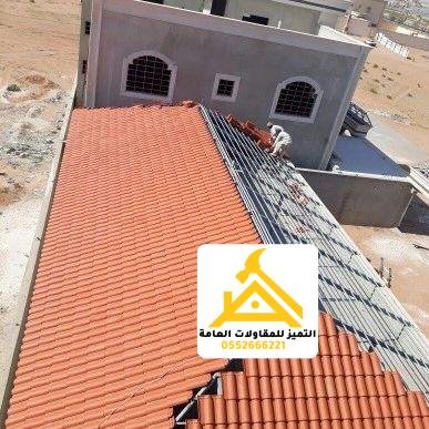صفوف قرميد برتقالي تُرص على سقف مائل طويل