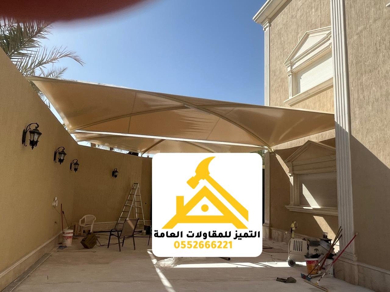 فني أثناء تنفيذ مظلة شد إنشائي