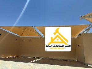 مظلات قماش بيج متعددة الأجزاء تغطي فناء واسعًا
