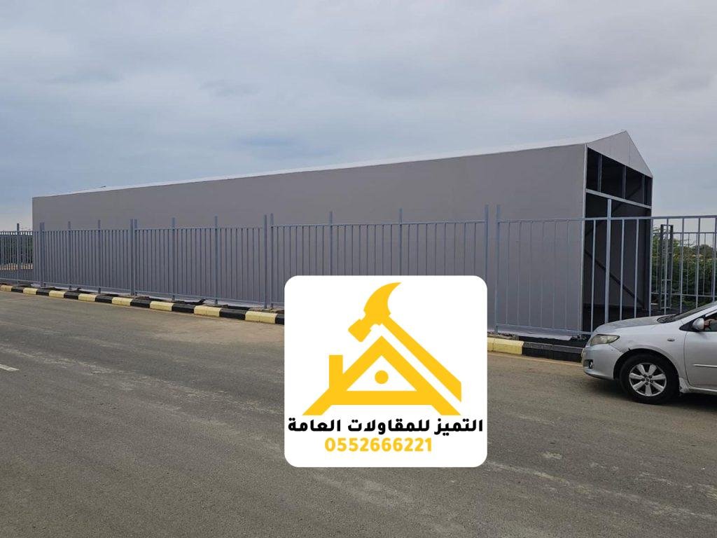 مبنى تجاري طويل منفذ بألواح ساندوتش بانل من الخارج