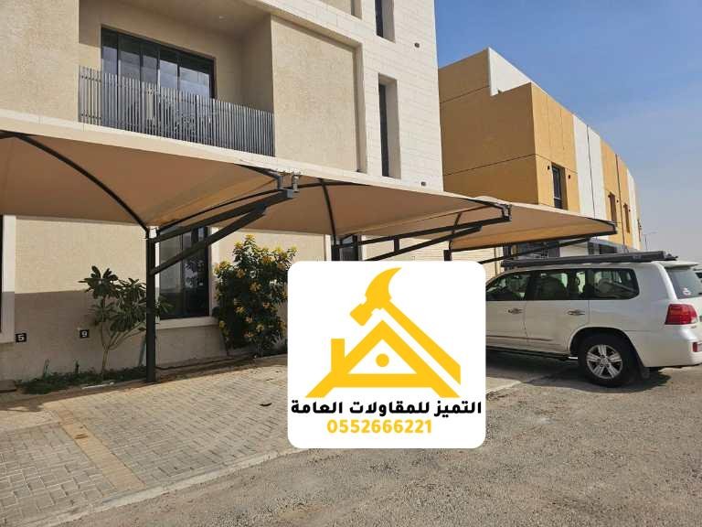 مظلة سيارات قماشية أمام فيلا وسيارة دفع رباعي أسفلها