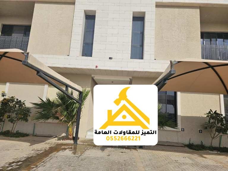 جزء من مظلة سيارات قماشية أمام فيلا من زاوية جانبية