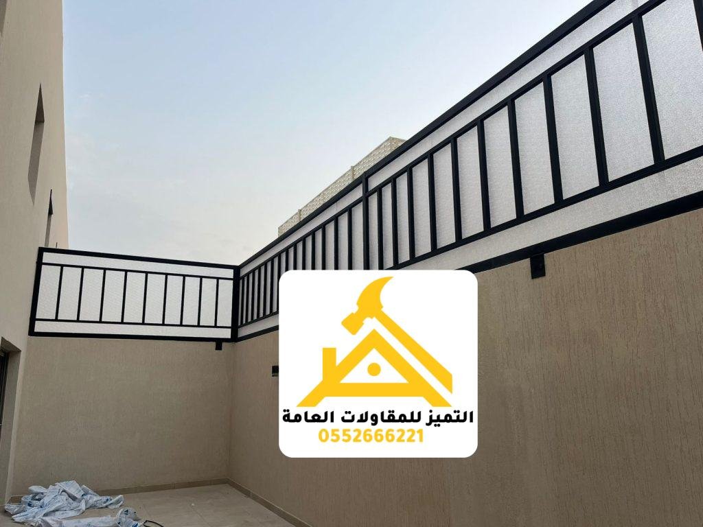 التقاء جدار الساندوتش بانل بسور السطح ودرابزين معدني