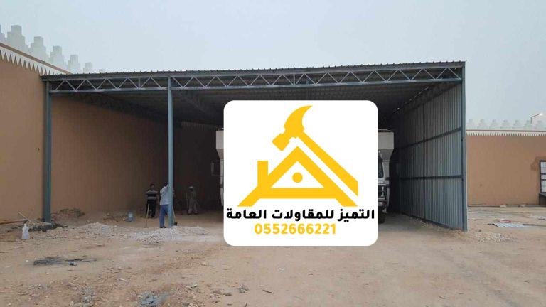 هنجر مفتوح الواجهة بسقف ألواح ساندوتش بانل على هيكل حديدي وجدار جانبي معدني