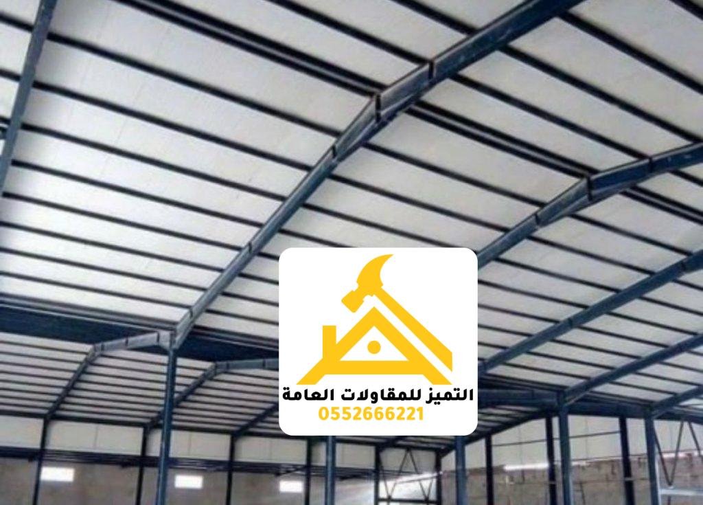 ألواح سقف ساندوتش بانل مثبتة على الجمالونات الحديدية