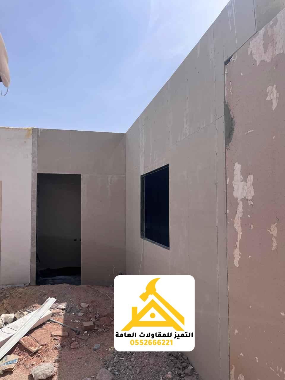 غرفة منفذة بألواح ساندوتش بانل خلال مرحلة التشطيب