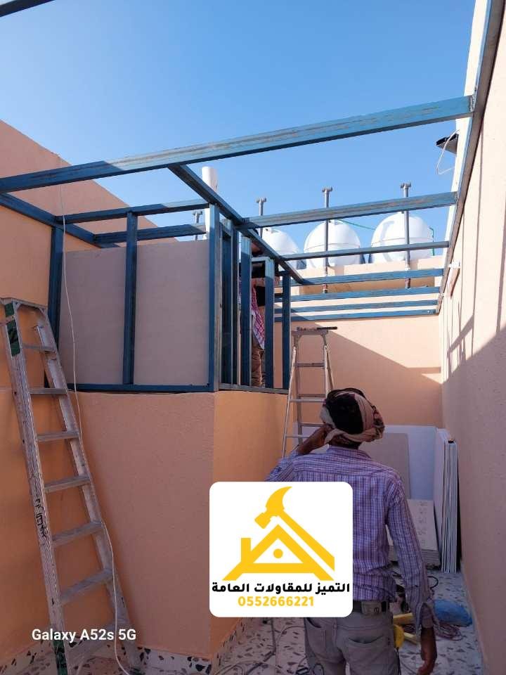 هيكل حديدي خفيف للجدران قبل تركيب ألواح الساندوتش بانل