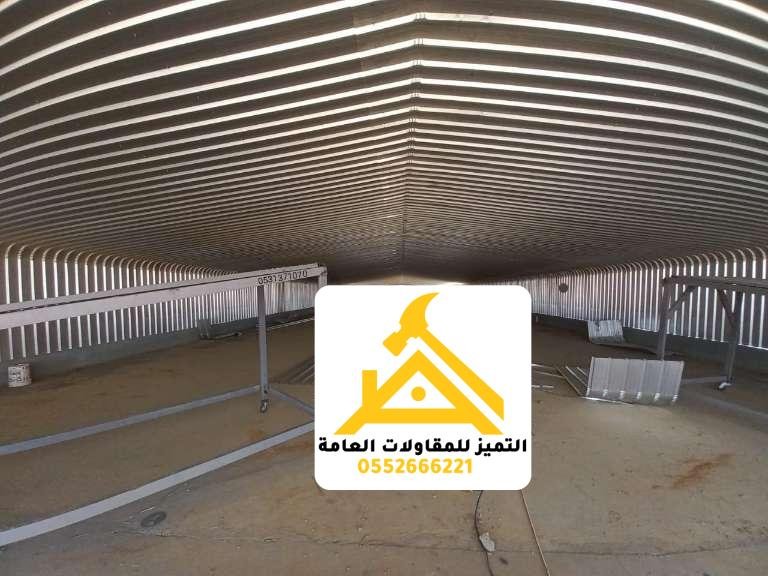 امتداد ألواح سقف الساندوتش بانل بين المساند الحديدية