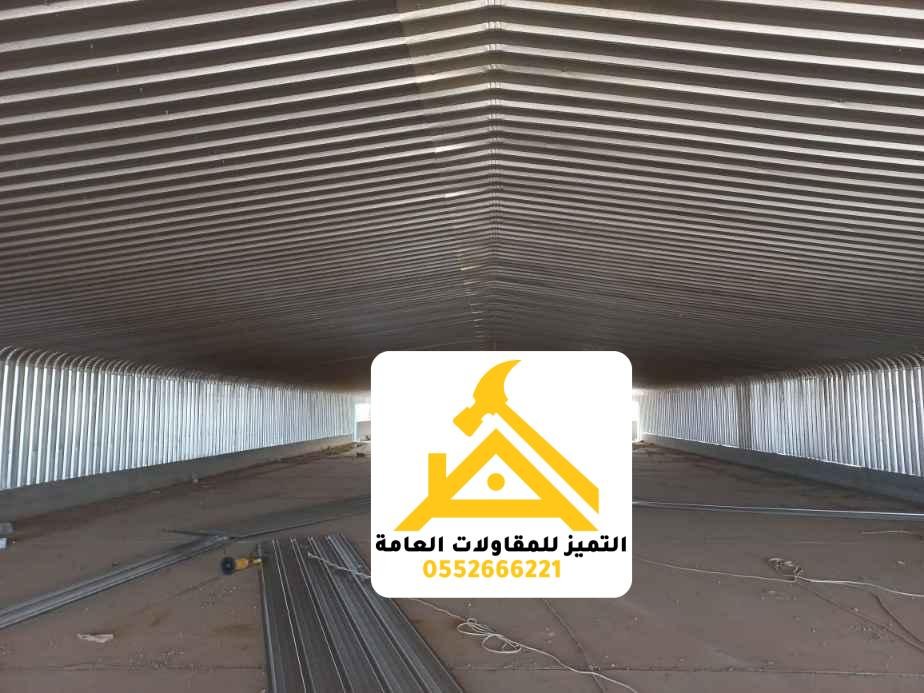 سقف ساندوتش بانل من الداخل يظهر تكرار الألواح والعرض الفعّال
