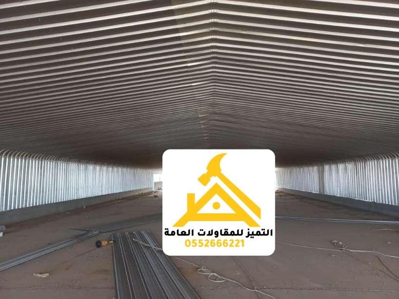 ألواح سقف ساندوتش بانل متجاورة داخل هنجر واسع