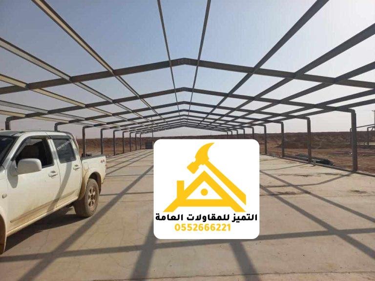 مدخل منشأة معدنية يسمح بدخول مركبة إلى داخل المبنى