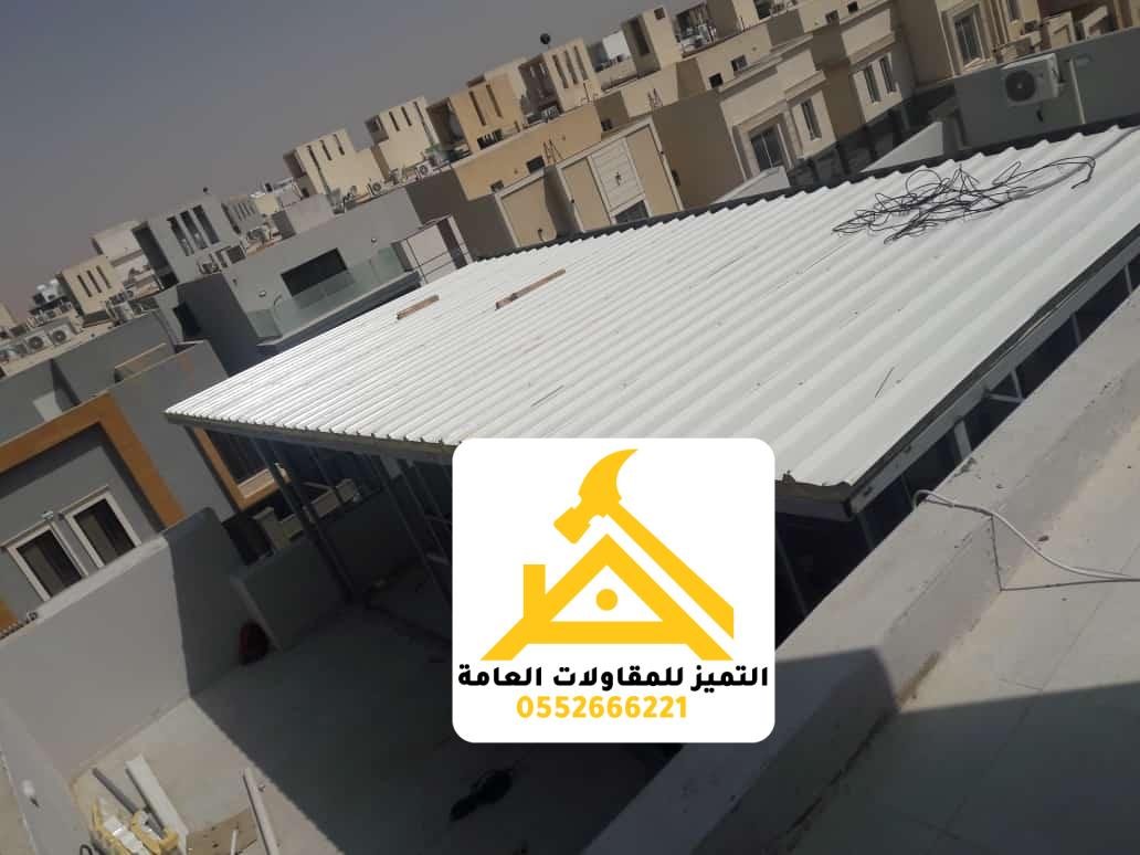 سقف وحدة سكنية من الألواح المعزولة أثناء التنفيذ