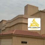 واجهة فيلا بشريط قرميد أحمر على حافة البروز فوق المدخل