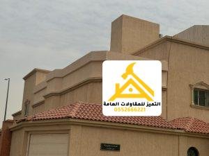 واجهة فيلا بشريط قرميد أحمر على حافة البروز فوق المدخل