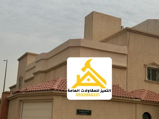 حافة قرميد أحمر فوق مدخل في زاوية مبنى