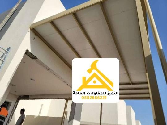 الوجه السفلي لمظلة منفّذة بألواح ساندوتش بانل