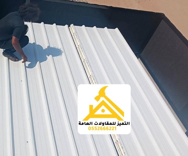 عامل يثبّت ألواح ساندوتش بانل على سقف