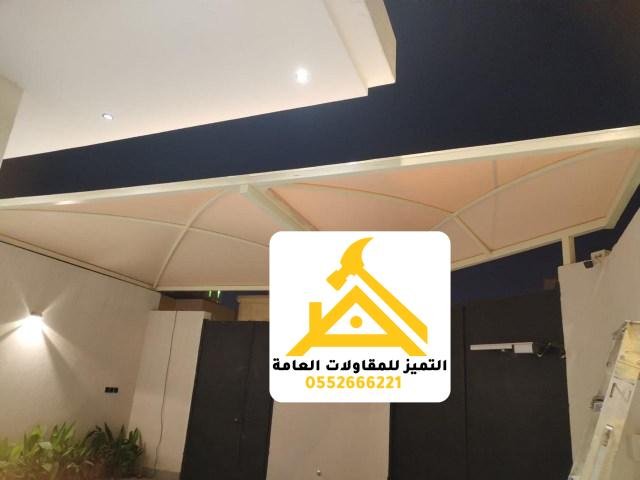 مظلة قماش بيضاء داخل فناء بإضاءة وقت الغروب