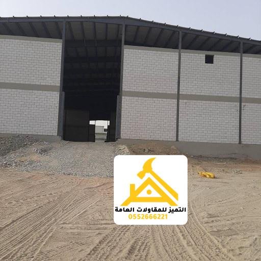 هنجر منفّذ بهيكل معدني وجدران ساندوتش بانل