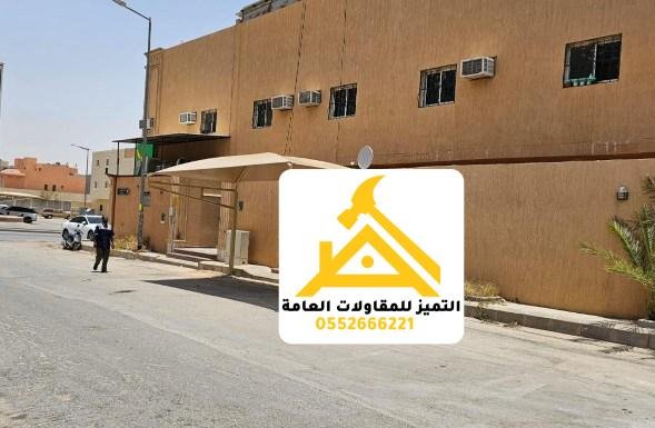 مظلة قماشية ممتدة بمحاذاة مبنى على الشارع