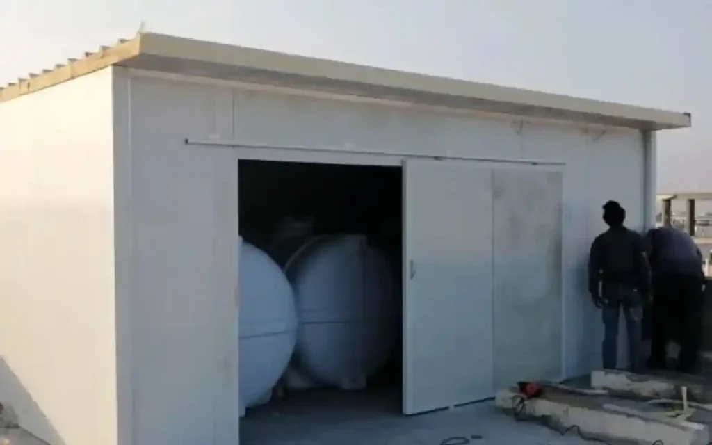 ملحق ساندوتش بانل صغير بباب مفرد في موقع مفتوح