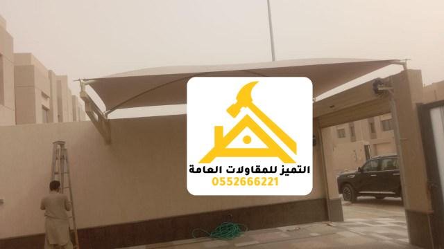 مظلة سيارة هرمية بقماش بيج في أجواء غبار