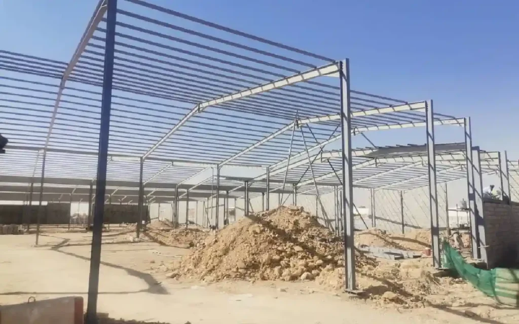 هيكل حديدي قبل تركيب ألواح الساندوتش بانل يظهر توزيع المساند