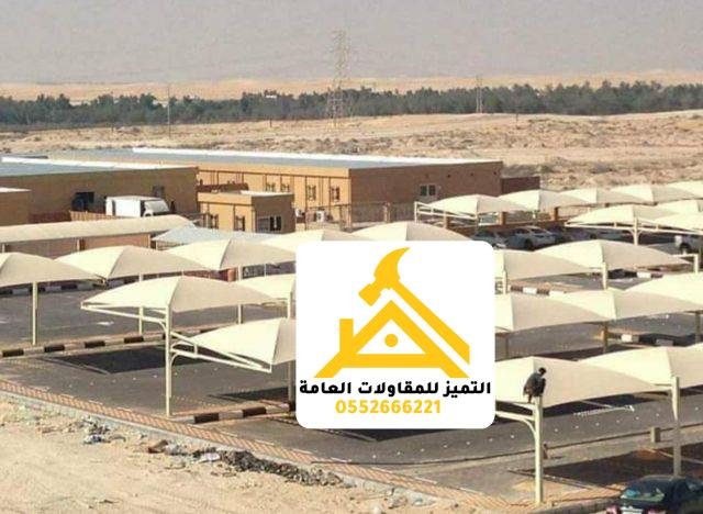 لقطة علوية لمظلات مواقف هرمية كثيرة في منشأة
