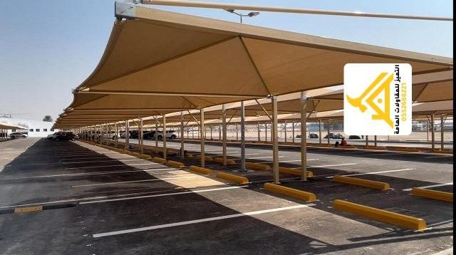 صفوف طويلة من مظلات المواقف في منشأة