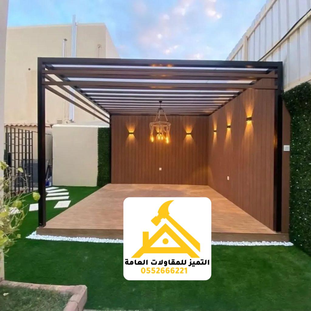 جلسات خشبية ومظلات حديثة