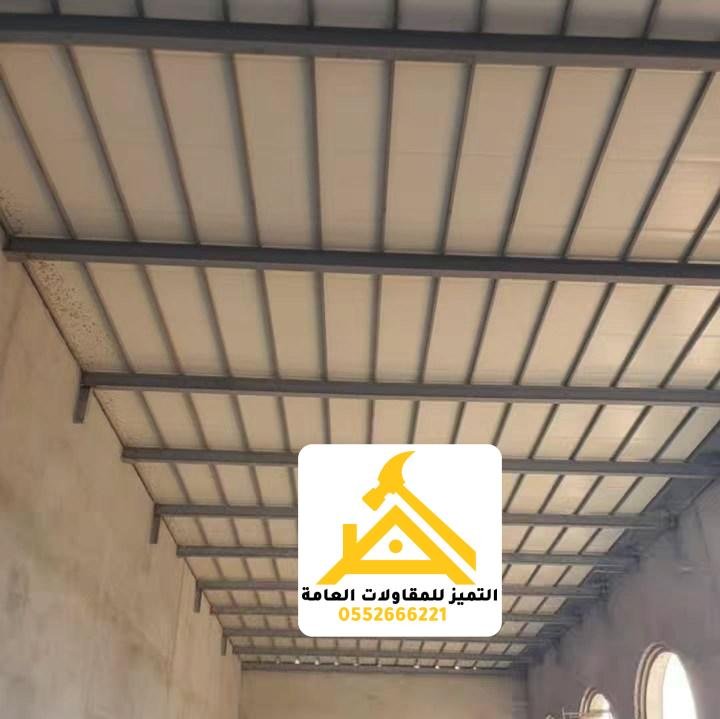 الوجه السفلي لسقف ساندوتش بانل من داخل مبنى