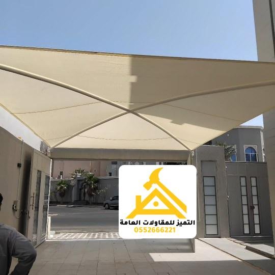 مظلة قماشية هرمية فوق مدخل منزل
