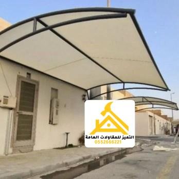مظلة قماش بيضاء كابولية بجوار منزل