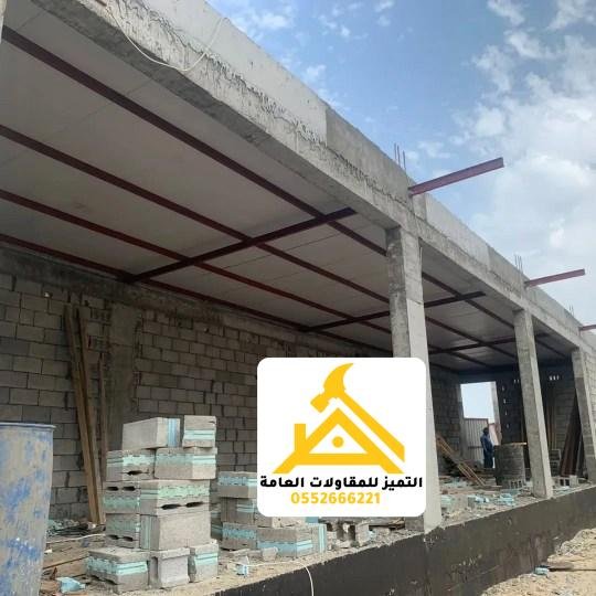 هيكل مظلة معدني وألواح ساندوتش بانل أثناء التركيب