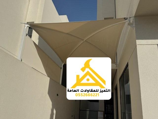 مظلة قماشية معلّقة فوق مدخل فيلا من زاوية أخرى