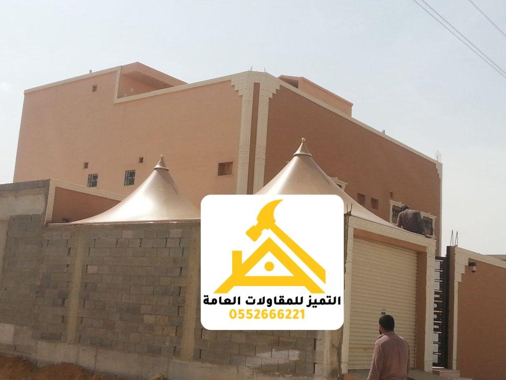مظلتان هرميتان بجوار سور منزل