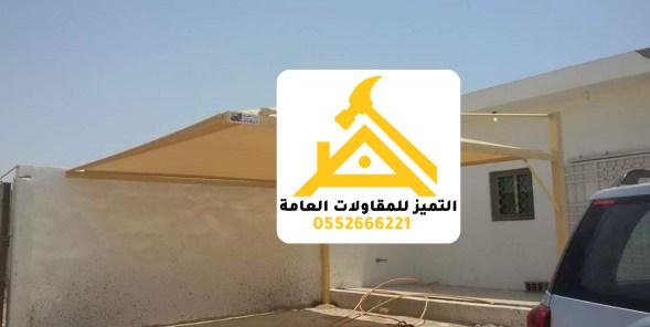 مظلة قماش بيج مسطحة بجوار جدار