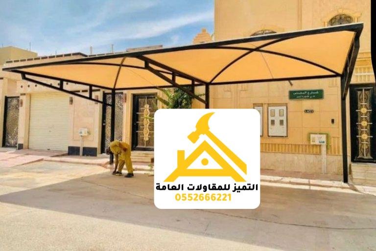 عامل بجوار مظلة سيارة قماشية بهيكل مقوّس — لقطة أكبر