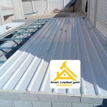 ألواح سقف ساندوتش بانل أثناء التركيب على الهيكل