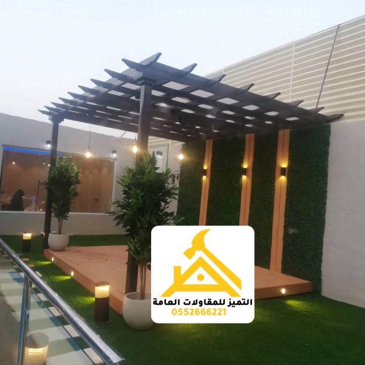 برجولة وجلسة خارجية بإضاءة