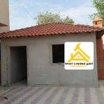 ملحق صغير بسقف قرميد أحمر
