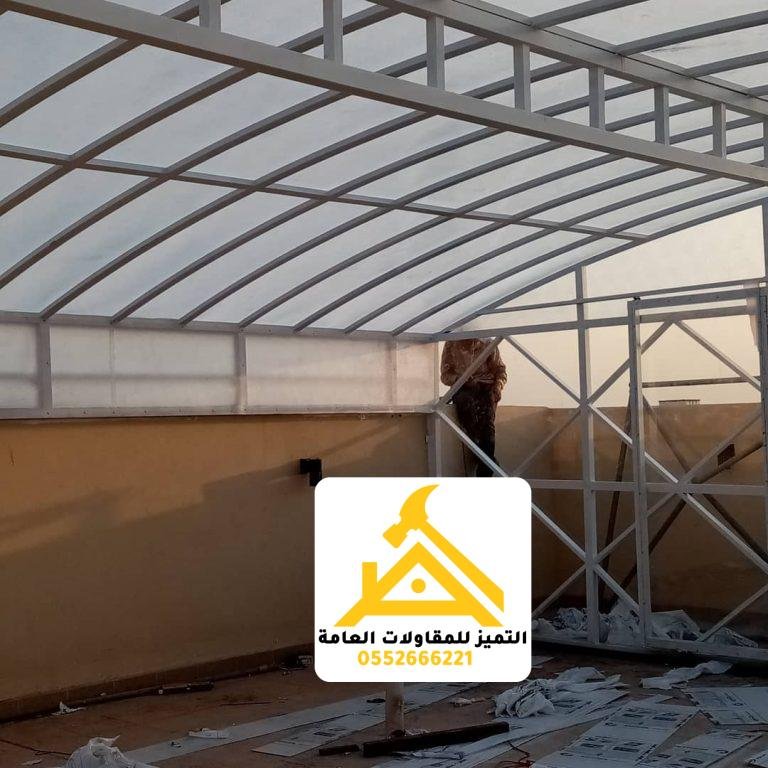 هيكل حديدي أبيض قبل التغطية داخل فناء