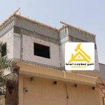 ملحق علوي قيد البناء وبداية هيكل سقف مائل خشبي فوق جدران البلوك